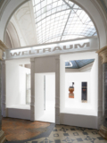 Installationsansicht Rathausgalerie München Die Rudi-Weltraum-Maschine